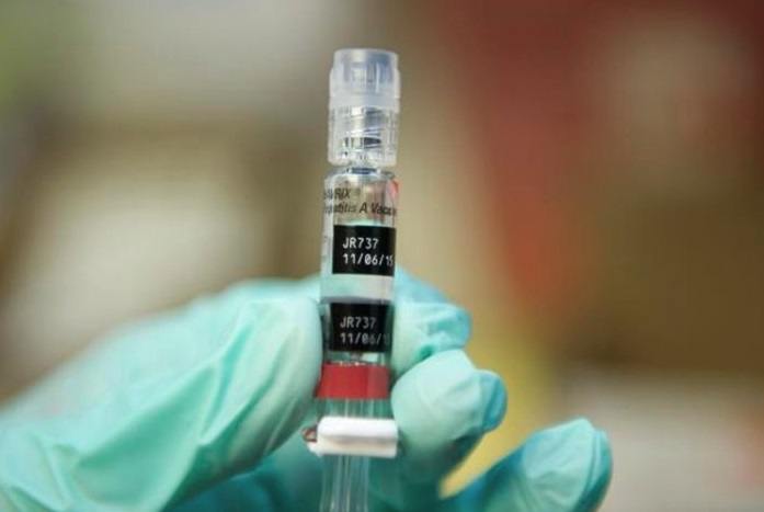 Hospitalizan por varicela a legislador italiano que está en contra de las vacunas