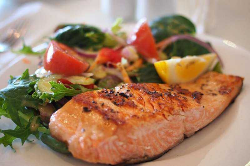 Un estudio encuentra que dos porciones de pescado por semana pueden ayudar a prevenir enfermedades cardíacas recurrentes