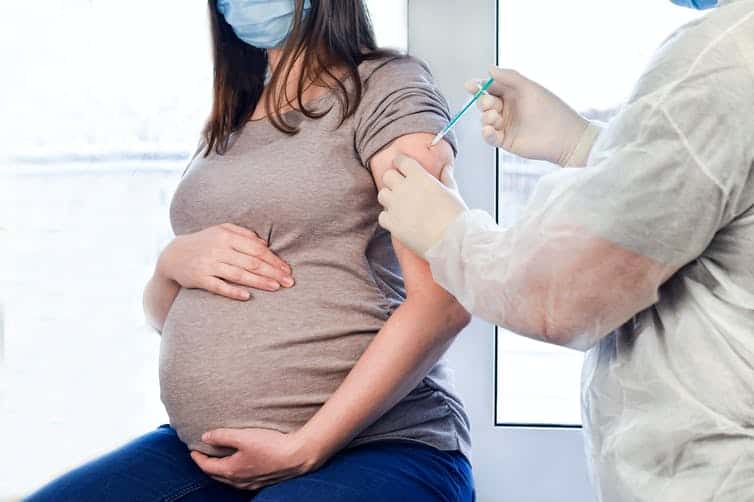 ¿Qué sabemos (y qué no) sobre la seguridad de las vacunas COVID-19 en embarazadas?