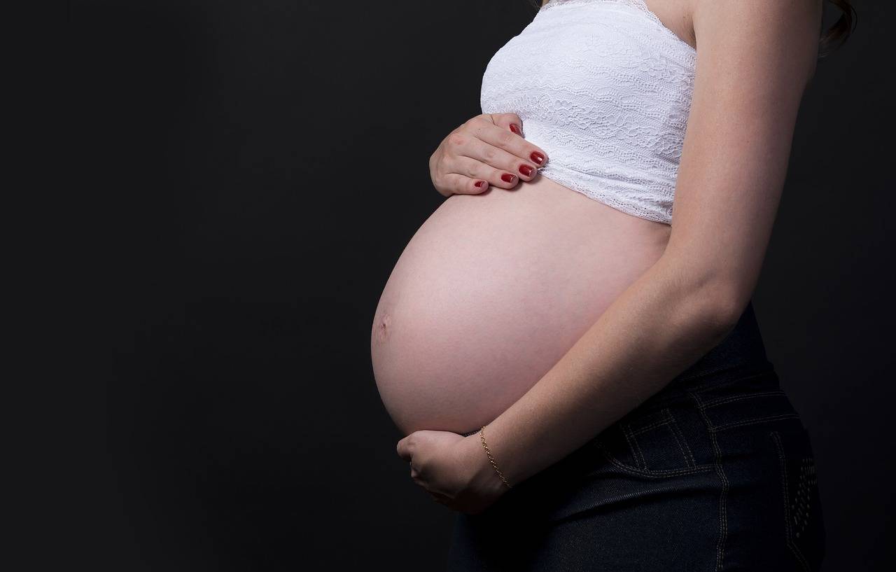 La mujer embarazada transfiere anticuerpos que protegen durante unos meses al bebé de covid-19