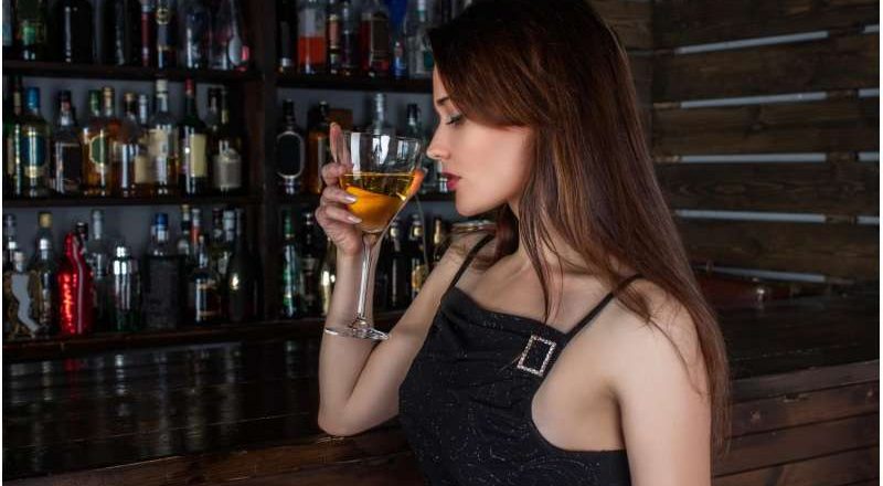 ¿Beber alcohol realmente quita la tristeza? No es lo que piensas