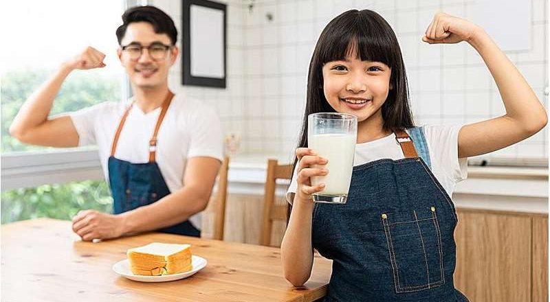 El agua y la leche natural son las bebidas más saludables para los niños, dicen los expertos