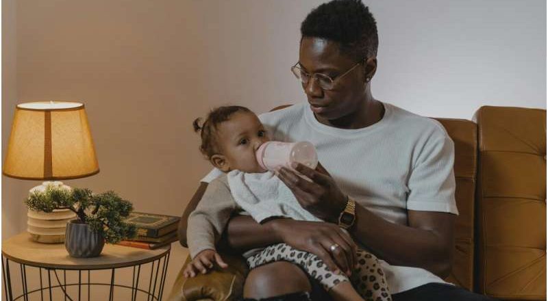 Un estudio afirma que alimentar con biberón a un niño pequeño para que duerma conlleva riesgos para la salud.