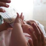 Un informe revela altos niveles de azúcar añadido en las fórmulas infantiles de EE. UU. a pesar de las recomendaciones médicas