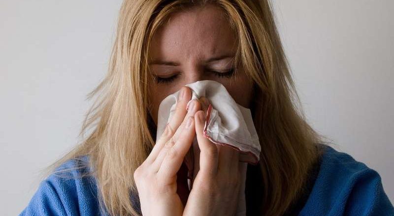 Un ensayo clínico descubre una recuperación más rápida de la COVID-19 mediante el uso dirigido de vitamina B3 en dosis altas en el intestino.