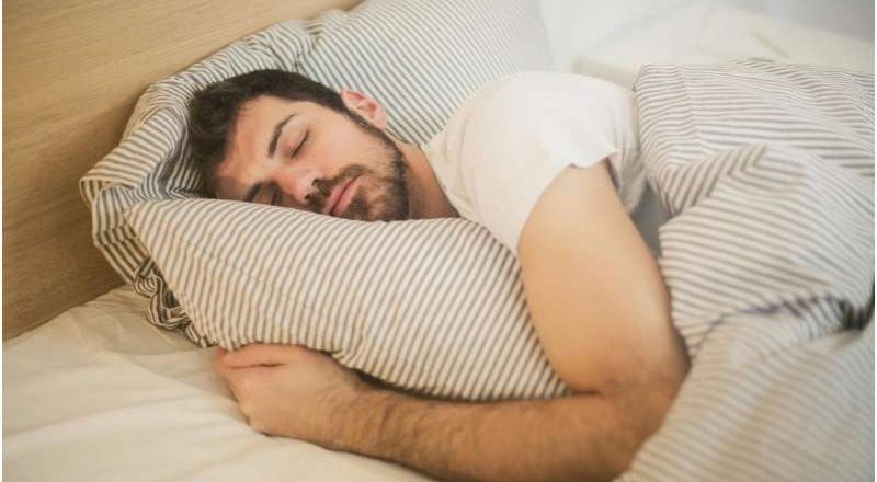 Científicos exploran cómo combatir el calor para dormir mejor