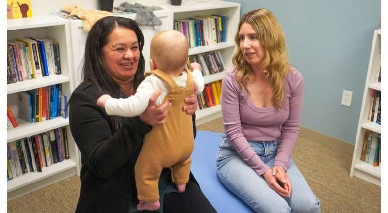 Mamás ayudando a mamás: La depresión posparto se alivia mediante un programa de apoyo entre pares