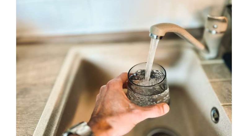 La prohibición del flúor en los sistemas públicos de agua amenaza la salud bucal de los niños de zonas rurales y de bajos ingresos, advierte un pediatra.
