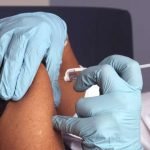 La vacuna COVID actualizada reduce el riesgo de enfermedad grave y muerte, especialmente para adultos de alto riesgo.