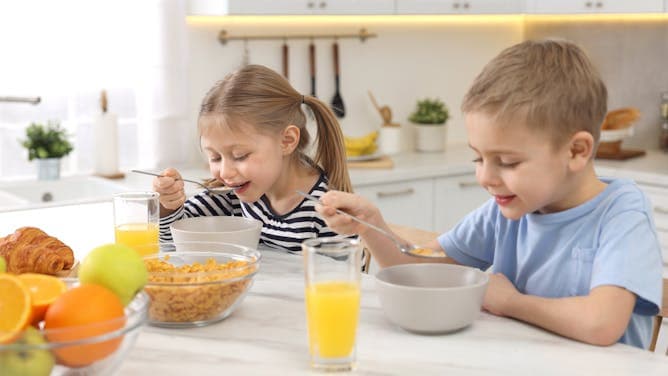 El tic-tac del metabolismo: así influye la hora de comer en la salud de los niños