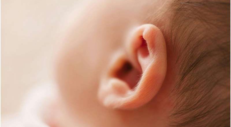 Un estudio de salud pública explora cómo las vacunas pueden ayudar a prevenir la pérdida auditiva en los niños.