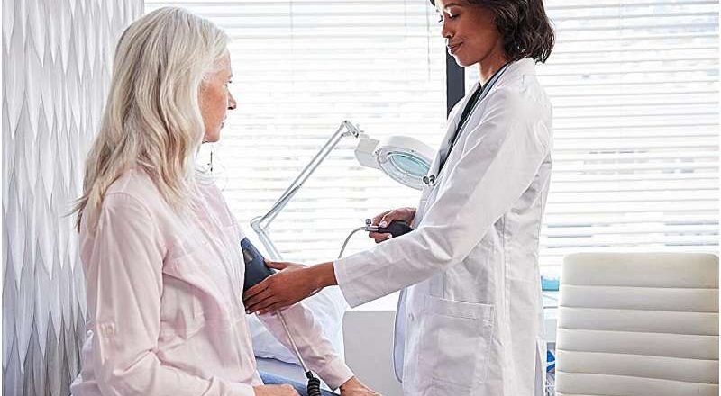 La hipertensión es la enfermedad crónica más común en personas de 85 años o más.