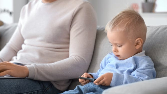 Pensar antes de hablar: cómo controlar la mente permite a los niños desarrollar el lenguaje