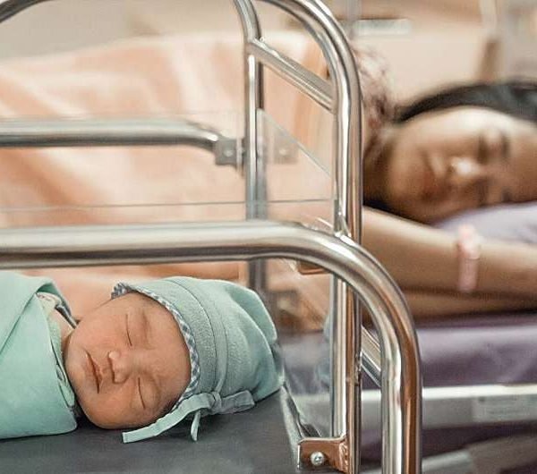 Informe: La edad media de las madres en el primer parto aumentó entre 2016 y 2023