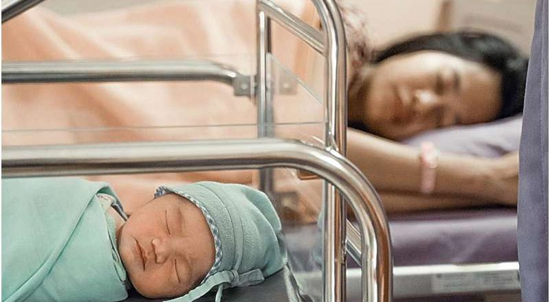 Informe: La edad media de las madres en el primer parto aumentó entre 2016 y 2023