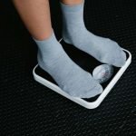 Centrarse únicamente en la pérdida de peso para la obesidad puede hacer más daño que bien, dicen los expertos