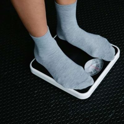 Centrarse únicamente en la pérdida de peso para la obesidad puede hacer más daño que bien, dicen los expertos