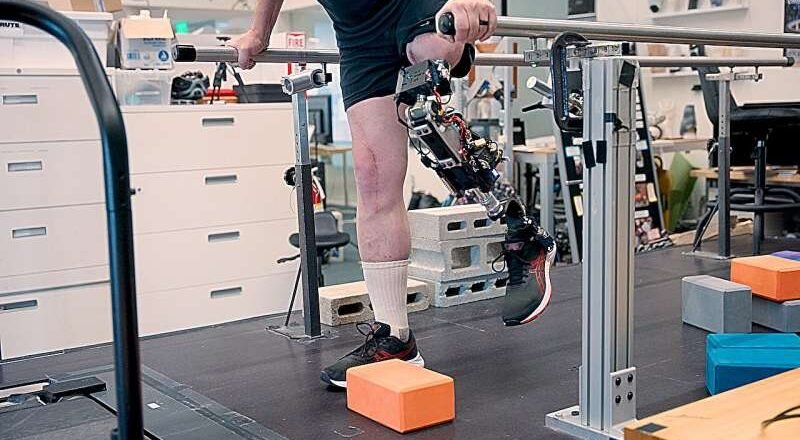 La rodilla biónica permite un mejor movimiento para los amputados