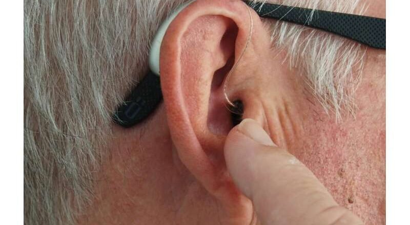 La sordera y la soledad aceleran el deterioro cognitivo en los adultos mayores, revelan hallazgos