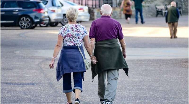 Caminar un poco más rápido podría ayudar a los adultos mayores a mantenerse en forma, sugiere un estudio