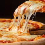 ¿Es verdad que cenar queso provoca pesadillas? La compleja relación entre la dieta y los sueños