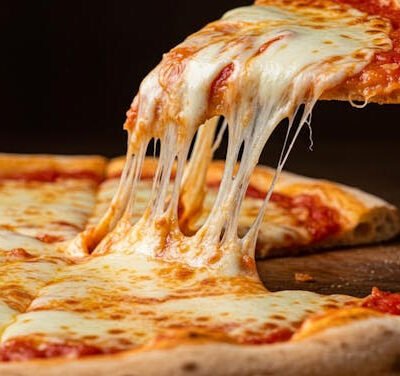 ¿Es verdad que cenar queso provoca pesadillas? La compleja relación entre la dieta y los sueños