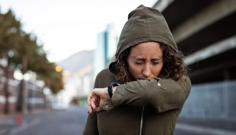 Cómo los alérgenos nos hacen toser y respirar con dificultad: perforando las células de las vías respiratorias