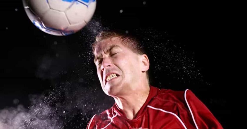 Cuál es el efecto del cabeceo recurrente en el cerebro de jugadores de fútbol amateur
