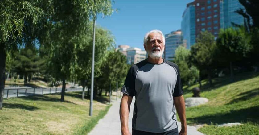 Por qué caminar sin grandes exigencias puede ser la clave para dormir mejor, según la ciencia