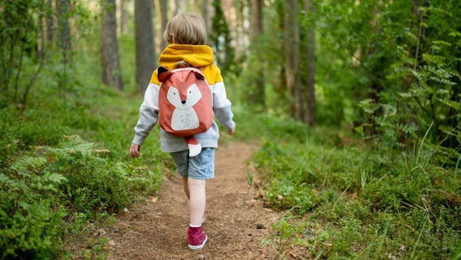 Dar más de 12 000 pasos diarios durante el año escolar para reducir la obesidad infantil
