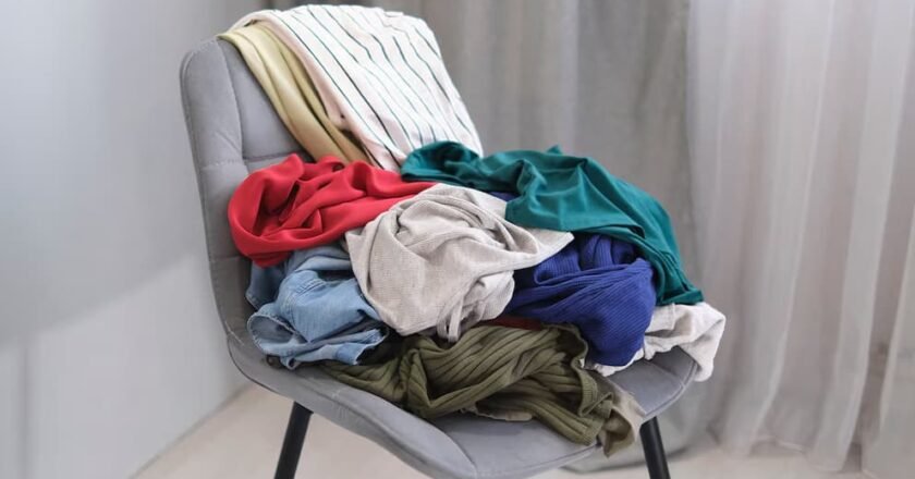 Qué dice la ciencia sobre dejar ropa en la silla y su impacto en el bienestar