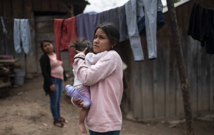 Niña madre: el embarazo adolescente ancla a las jóvenes en la vulnerabilidad y la pobreza