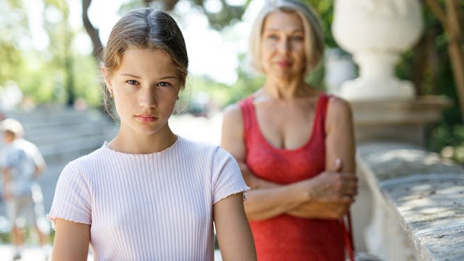 La adolescencia no solo cambia a los hijos: también transforma a quienes los crían