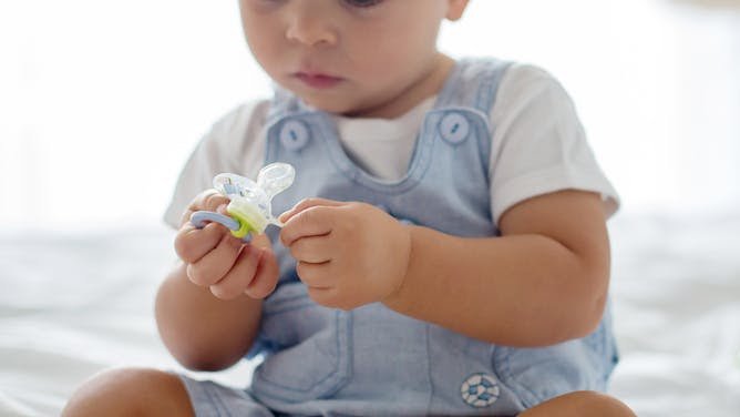 ¿Cuándo eliminar el chupete o evitar que el bebé se chupe el dedo? Una guía para madres y padres