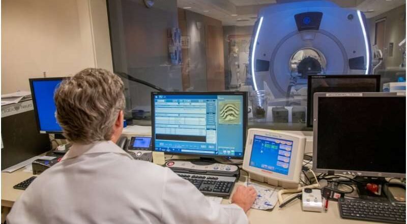 El ultrasonido focalizado con quimioterapia muestra beneficios en la supervivencia de pacientes con cáncer cerebral, según un ensayo clínico