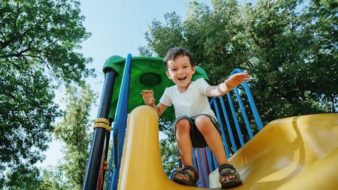 Dormir bien y moverse más: las 24 horas mágicas para niños sanos