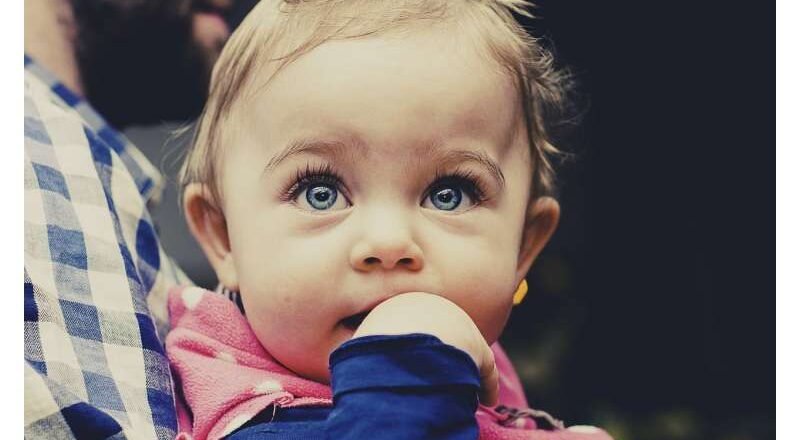 El estrés materno podría adelantar la erupción dental en los bebés