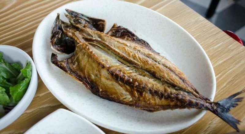 Por qué es tan fácil atragantarse con espinas de pescado y otros peligros que representan