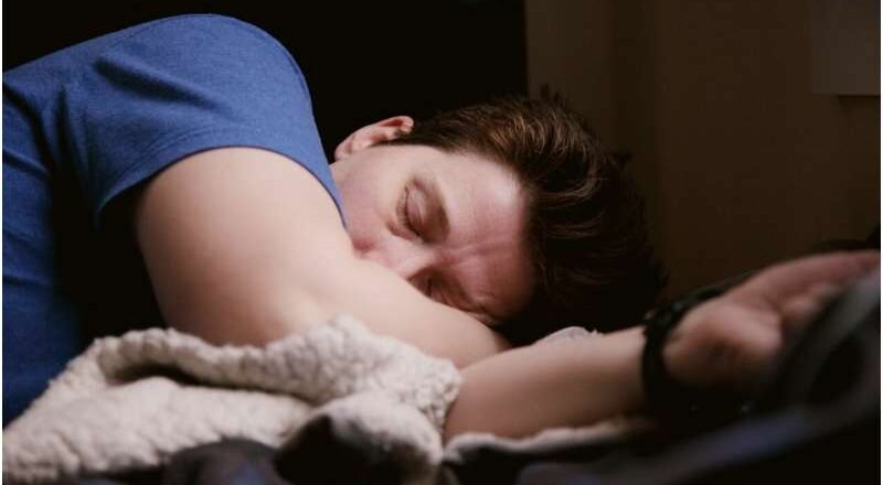 Alto riesgo de apnea del sueño vinculado a peor salud mental en adultos mayores de 45 años