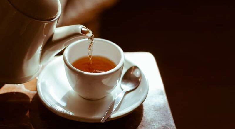 El té está vinculado a huesos más fuertes en mujeres mayores, mientras que el café puede suponer riesgos