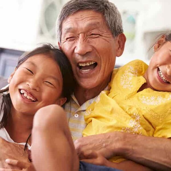 Cuidar a los nietos ayuda a preservar las habilidades mentales en la vejez, según un estudio europeo