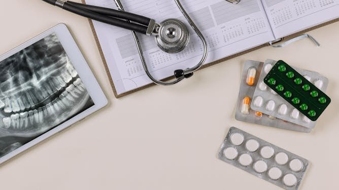 ¿Cómo decide un dentista si recetar un antibiótico? Solo algunos países tienen guías clínicas de referencia para guiarles