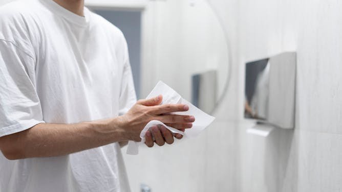 Secadores de manos o toallitas desechables: ¿quién gana la batalla contra los microbios en los baños públicos?