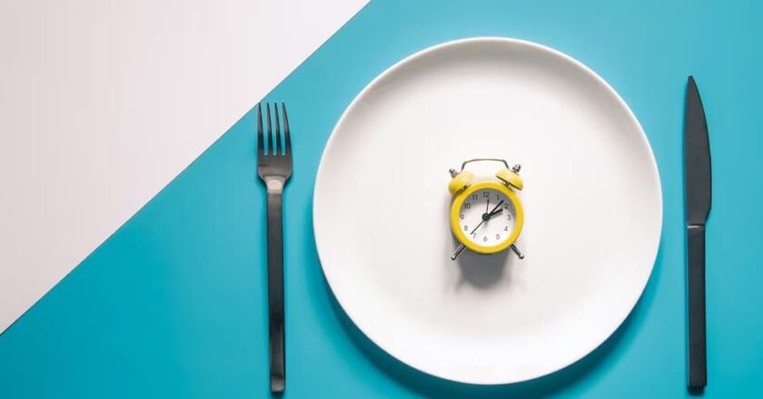El ayuno intermitente sin reducir calorías no mejora la salud metabólica, según un nuevo estudio