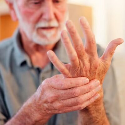 Señales tempranas del Parkinson que pueden aparecer décadas antes del diagnóstico en Estados Unidos