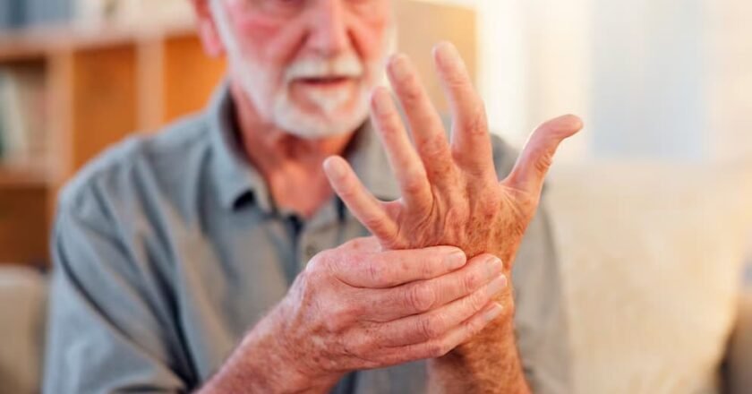 Señales tempranas del Parkinson que pueden aparecer décadas antes del diagnóstico en Estados Unidos