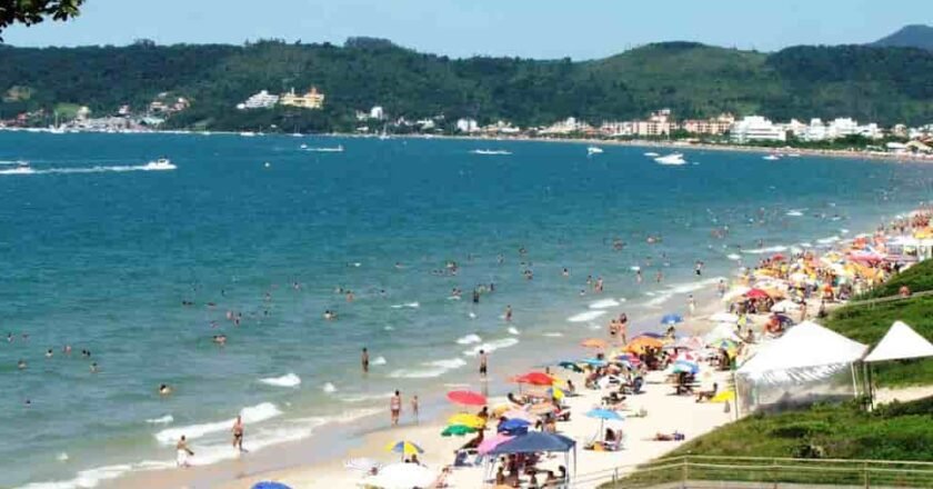Brote de gastroenteritis en playas del sur de Brasil: qué síntomas provoca y qué cuidados tener al viajar