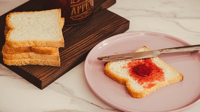Café y tostadas con mermelada, un perfecto desayuno poliploide