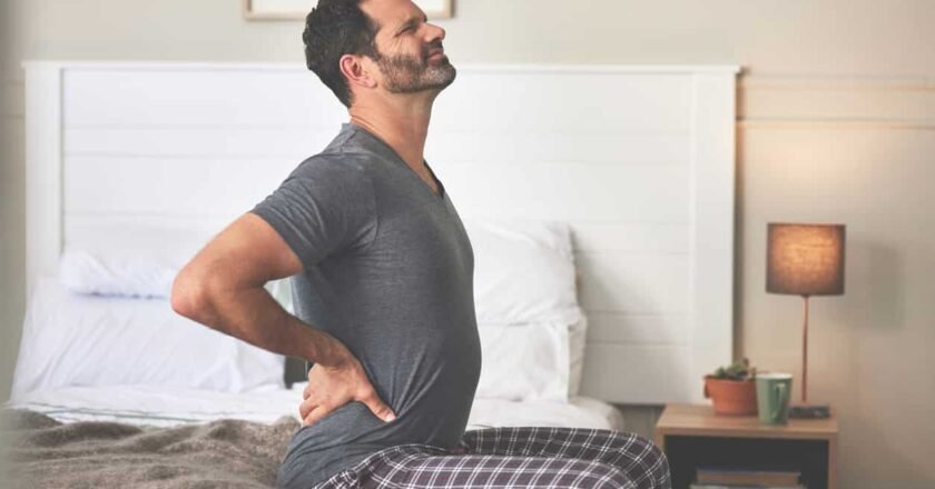 El dolor de espalda podría anticipar problemas futuros de sueño en hombres