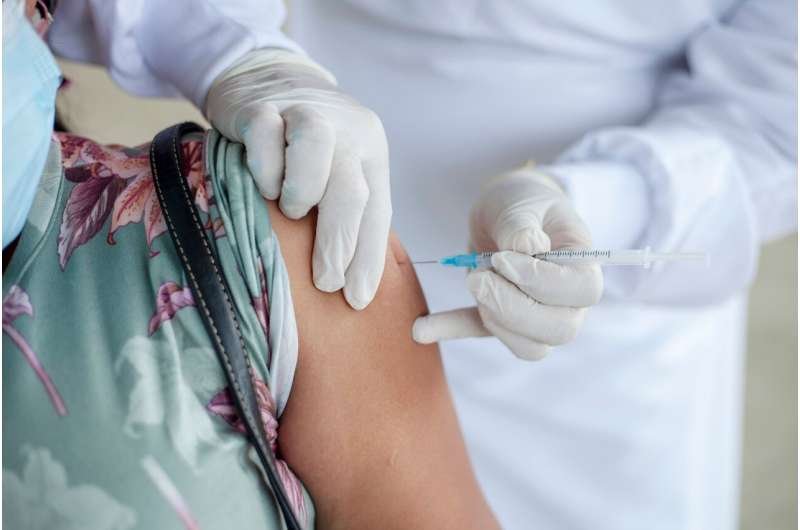 Vacuna antigripal de dosis alta reduce hospitalizaciones en mayores